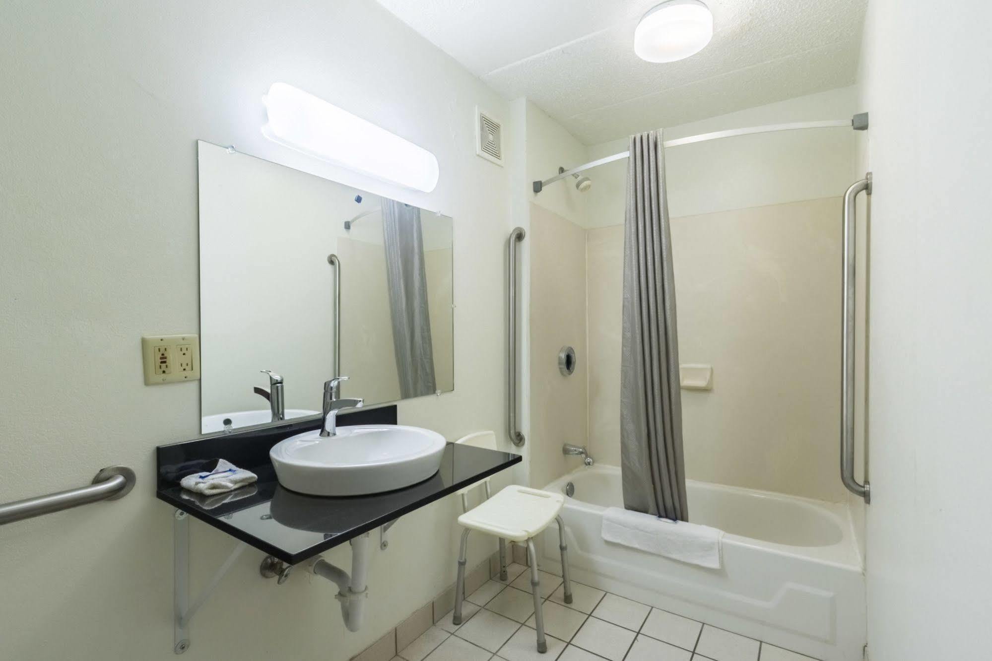 6-crawfordsville, In Hotel