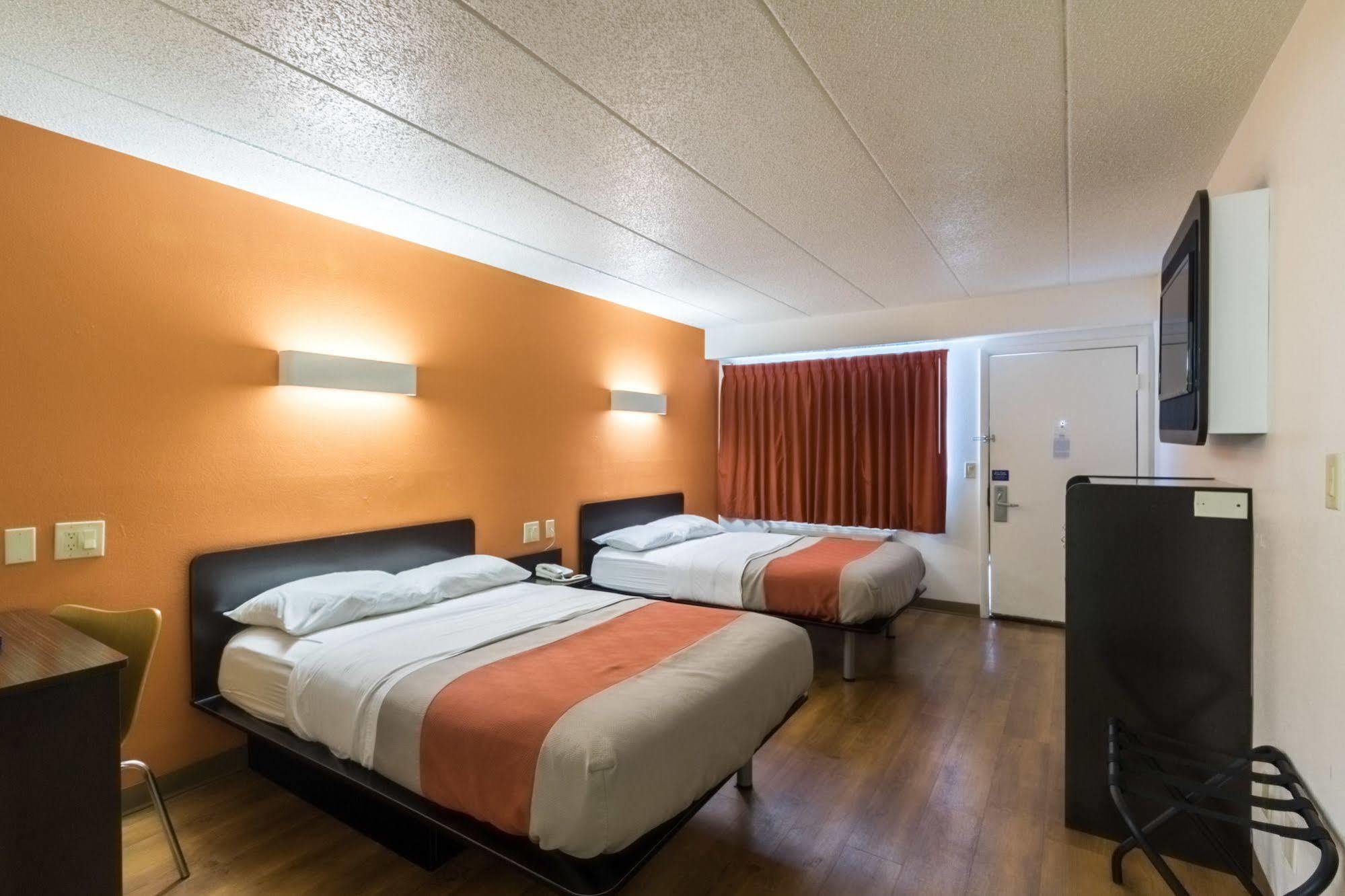 6-crawfordsville, In Hotel Crawfordsville
