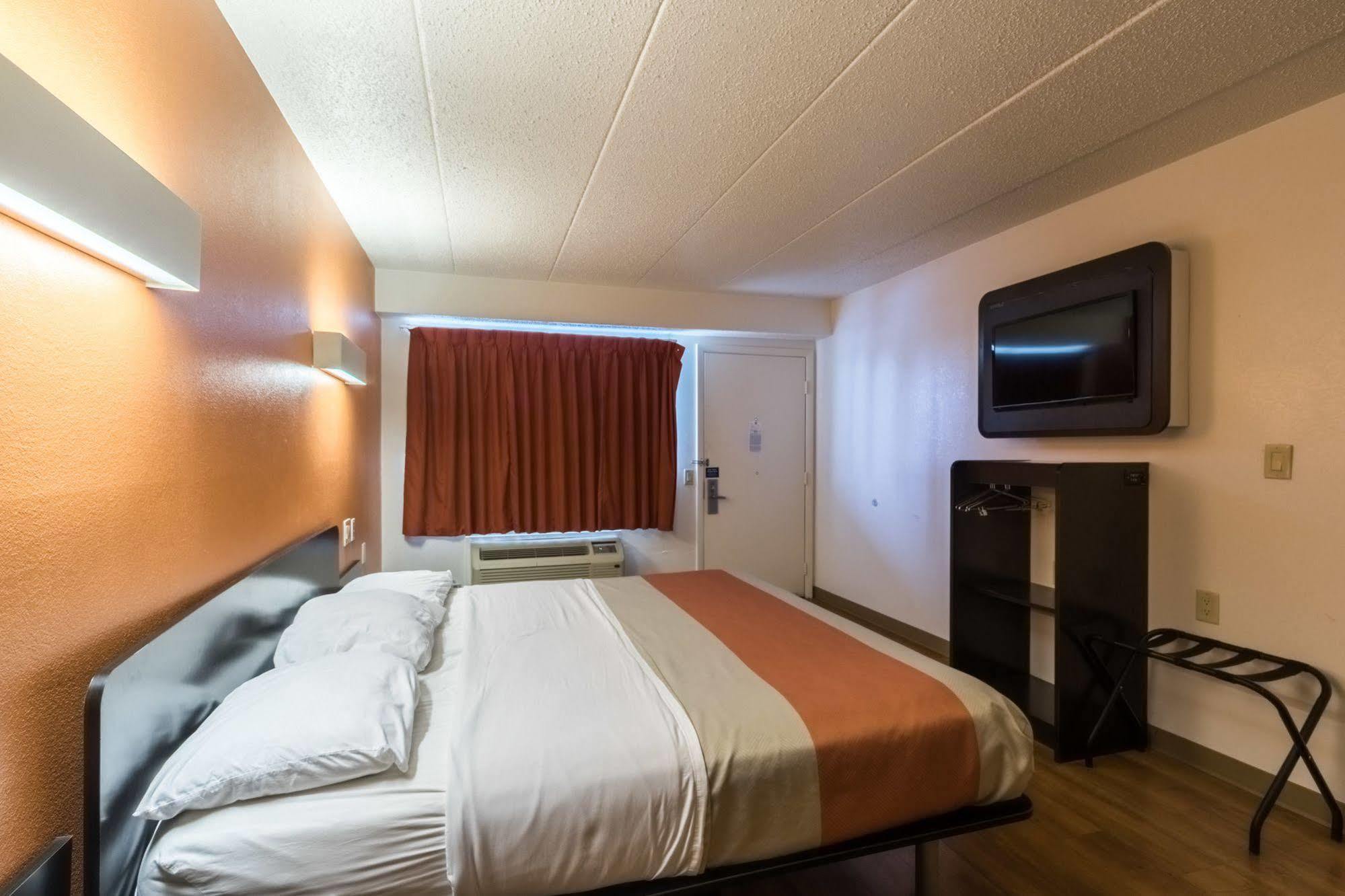 6-crawfordsville, In Hotel