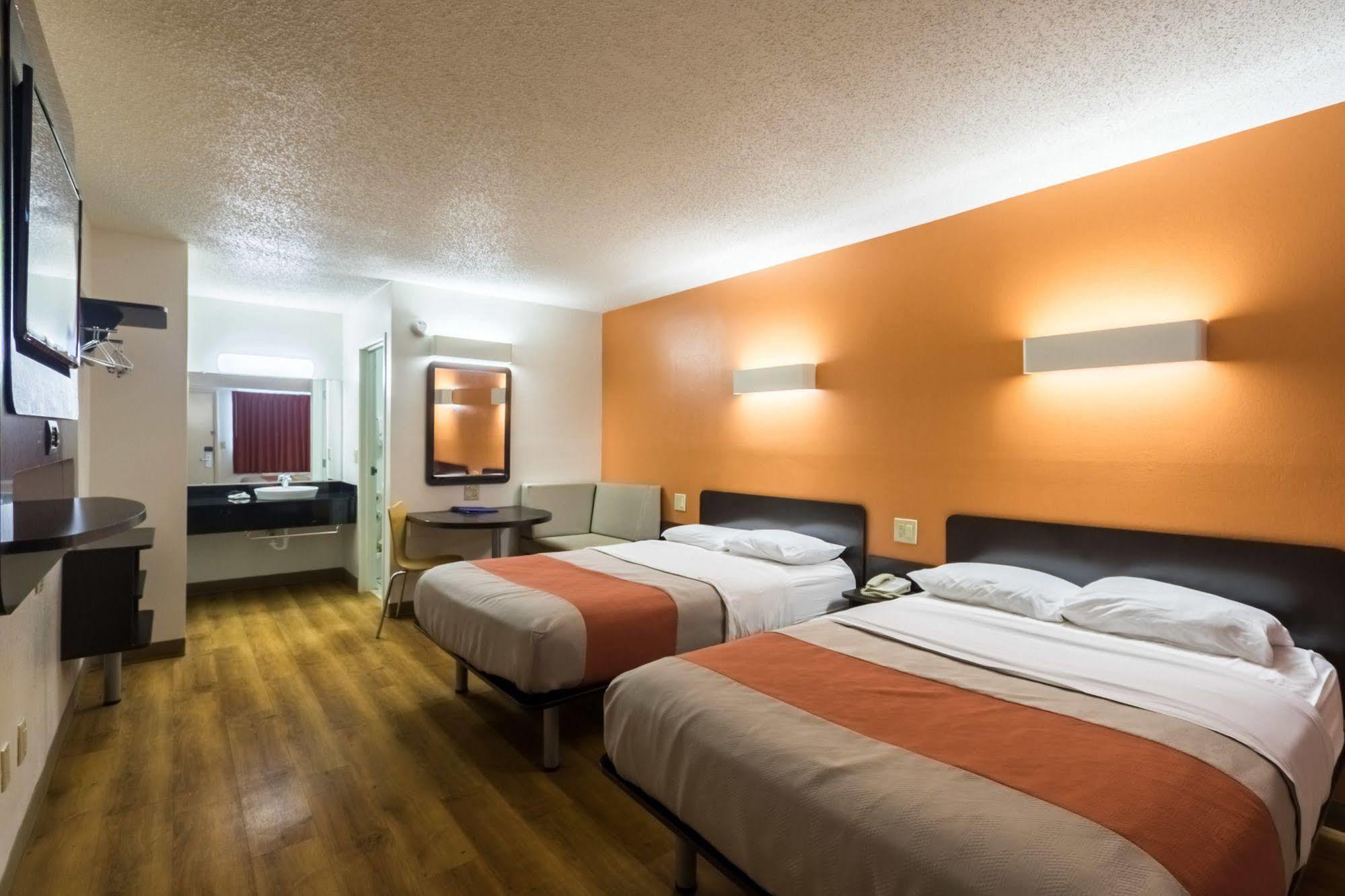 6-crawfordsville, In Hotel Crawfordsville