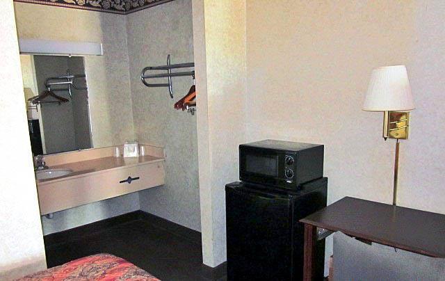 6-crawfordsville, In Hotel Crawfordsville