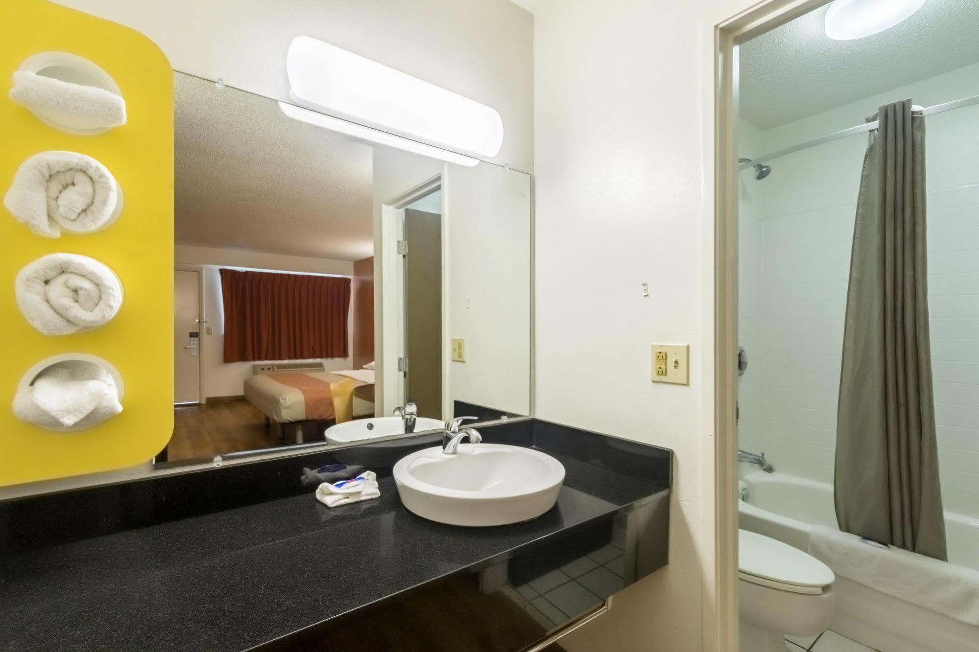 6-crawfordsville, In Hotel
